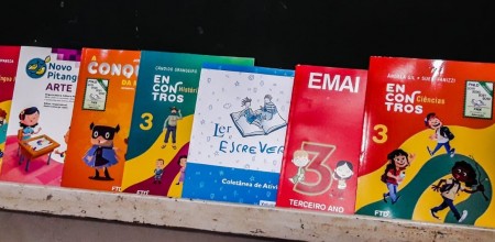 Alunos da EMEFI de Salmourão recebem livros didáticos para 2019