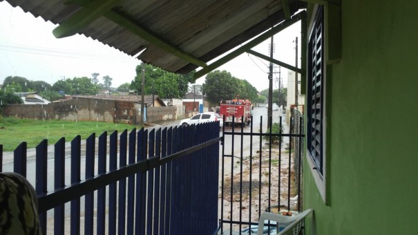 Chuva desta quinta-feira alaga Vila Esperana em Osvaldo Cruz