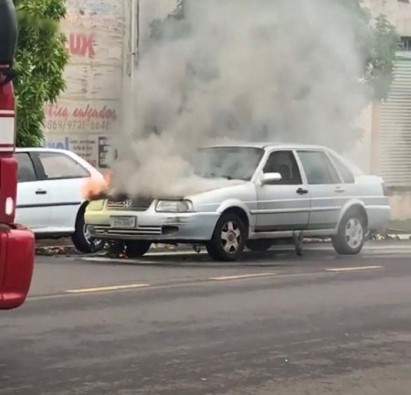 Veículo pega fogo no centro de Osvaldo Cruz