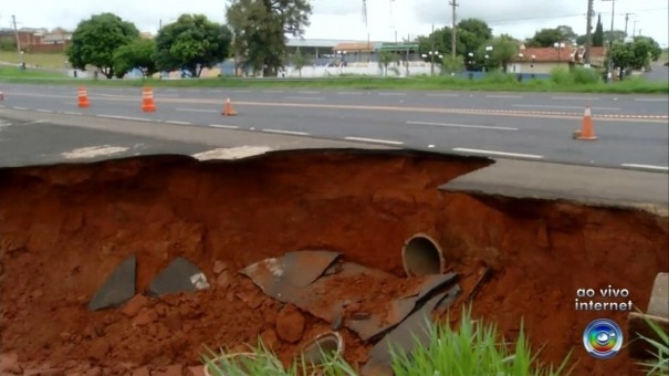 Pedestres se arriscam para ver eroso em rodovia de Quintana