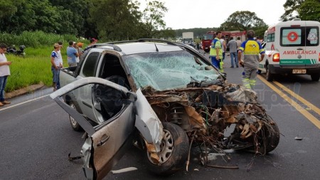 Duas pessoas ficam feridas, uma em estado grave, em acidente na SP-294 em Tupã