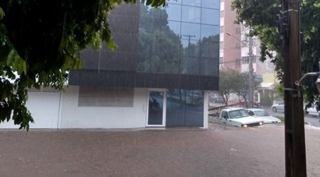 Chuva volta a inundar área próxima ao Fórum em Adamantina