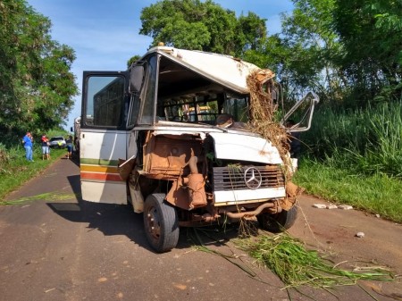 Acidente entre ônibus de trabalhadores rurais e trator na vicinal Iacri-Rinópolis deixa 18 feridos