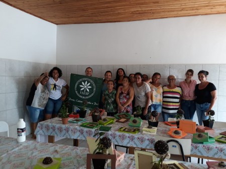 CRAS de Sagres e Senar de Inúbia realizam curso de artesanato decorativo com folhas, cascas e grão de café 