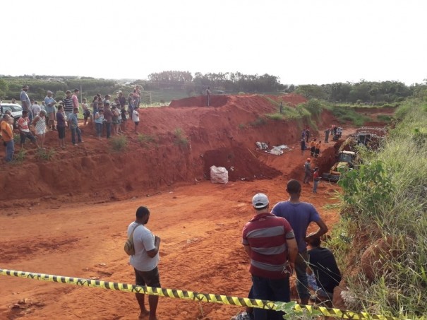 Aps a morte de trabalhadores vtimas de soterramento, Justia interdita aterro sanitrio de Indiana