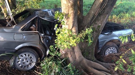 Carro com placas de Lucélia se envolve em acidente: passageiro fica ferido e condutor foge