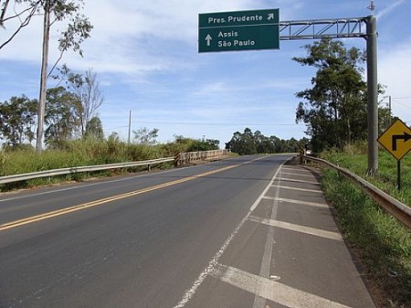 Mulher morre após acidente entre carro e motocicleta na Rodovia Assis Chateaubriand