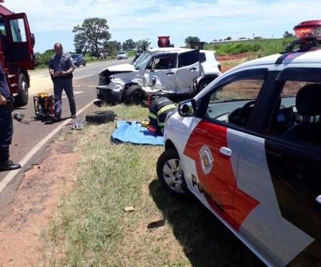 Quatro pessoas ficam feridas após acidente entre carro e carreta em Rancharia