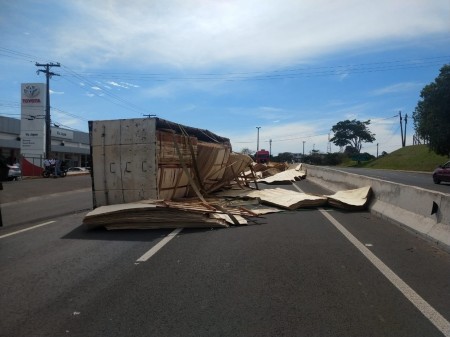 Tombamento de caminhão e carga é registrado na SP-425