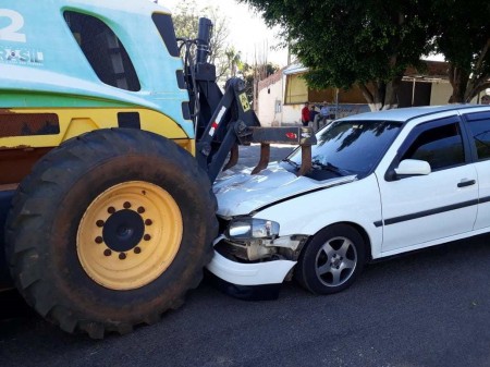 Gol tem a frente destruída em acidente com a moto niveladora da Prefeitura de Flora Rica