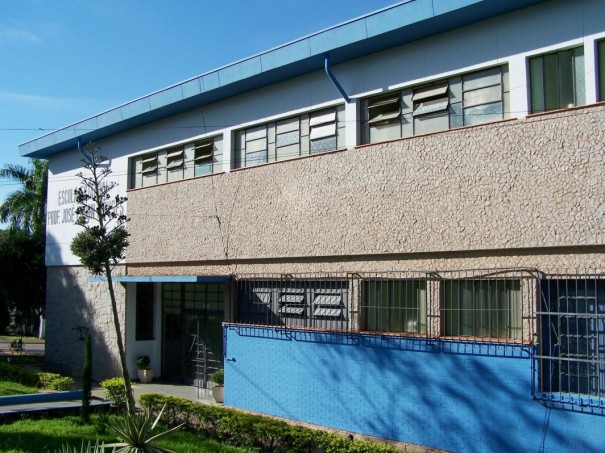 Escola recebe nova pintura atravs de projeto com mo de obra de presos