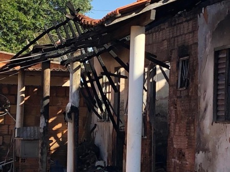 Incêndio em residência deixa mãe e filho gravemente feridos em Tarabai