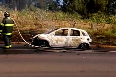 Carro ocupado por casal é destruído por incêndio na SP-294