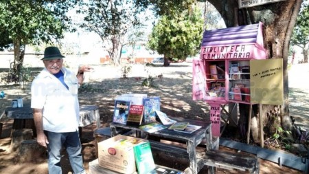 Aposentado cria biblioteca comunitária em praça de Marília