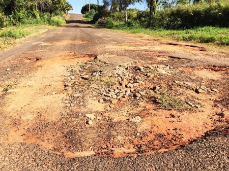 Ruas com enormes buracos são alvo de reclamação de moradores