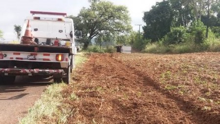 Caminhão carregado com carne tomba na SP-294 em Flórida Paulista