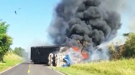 Caminhão e carreta pegam fogo após batida em rodovia vicinal