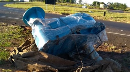 Peça de 6 toneladas cai da carroceria de caminhão na rotatória SP-294/Lagoa Seca