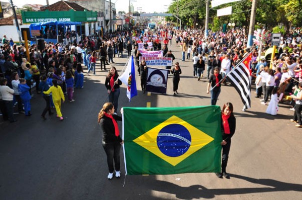 Populao comparece em grande nmero no Desfile Cvico de aniversrio de Osvaldo Cruz 