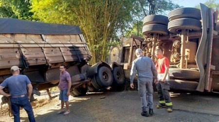 Caminhão bitrem carregado com polpa de laranja tomba e interditada vicinal