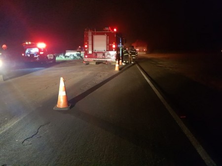 Colisão entre caminhão canavieiro e caminhonete mata uma pessoa na Rodovia José Batista de Souza