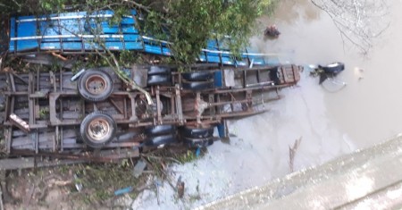 Motorista morre após caminhão cair da Ponte do Rio Aguapeí na SP-425