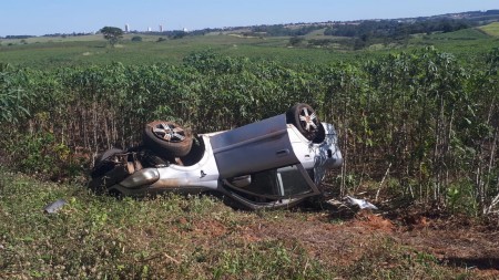 Capotamento registrado na SP-294 deixa três pessoas feridas