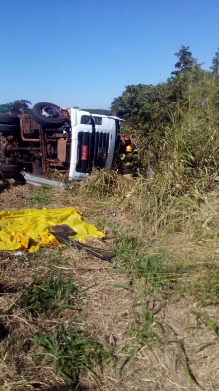 Caminhão tomba na Rodovia Comandante João Ribeiro de Barros em Parapuã 