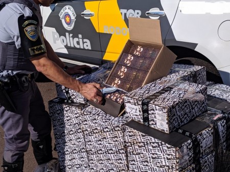 Polícia Rodoviária apreende 3 mil essências de narguilé e quase 300 jaquetas na SP-270