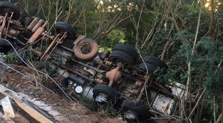 Caminhão-tanque com dez mil litros de etanol tomba às margens de córrego