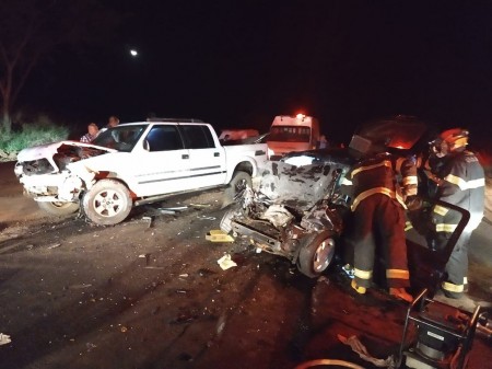 Colisão frontal entre carro e caminhonete mata homem em Caiabu