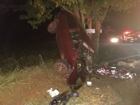 Motorista e passageiro morrem após carro bater em árvore, em Mirante do Paranapanema