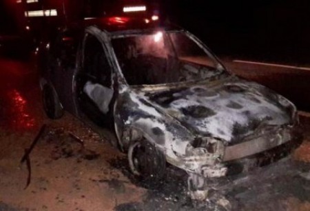 Carro de Lucélia pega fogo na SP-294 em Flórida Paulista