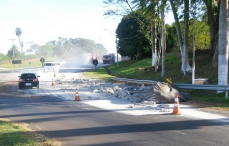 Carga de cimento se espalha na rodovia e trevo de Herculândia fica interditado