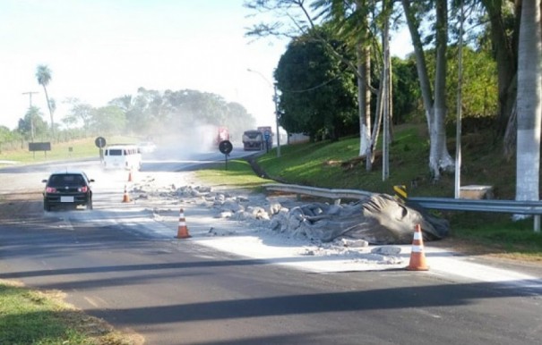 Carga de cimento se espalha na rodovia e trevo de Herculndia fica interditado