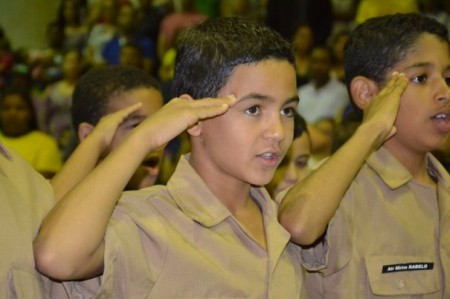 Atiradores Mirins participam do Desfile Cívico de aniversário de Osvaldo Cruz