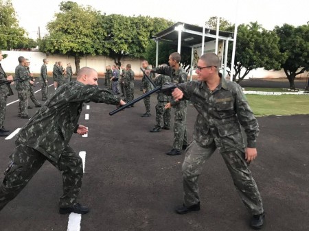 Polícia Militar ministra treinamento de uso de equipamentos para o TG de Dracena