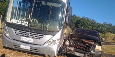 Acidente no trevo de acesso ao bairro Lagoa Azul envolve ônibus da Prefeitura de OC e caminhonete