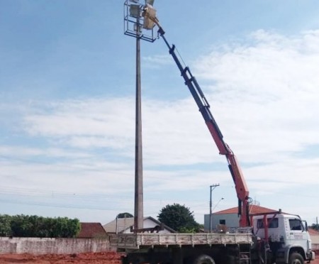 Prefeitura de Salmourão realiza reparos na iluminação do estádio