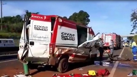 Ambulância do Samu capota em rodovia e deixa três socorristas feridos