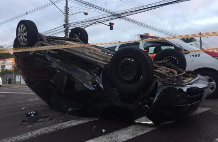 Carro capota após colisão em avenida em Presidente Prudente