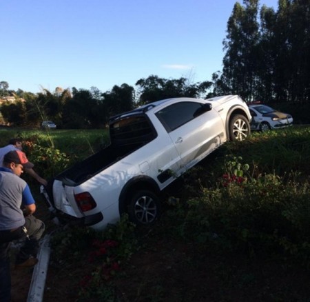 Mulher perde controle de carro, bate e derruba poste na SP-294 em Tupã