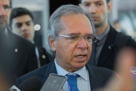 Governo estuda liberar saques em contas ativas do FGTS, diz Guedes