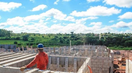 Primeiras unidades habitacionais da CDHU em Salmourão começam a receber estrutura de laje