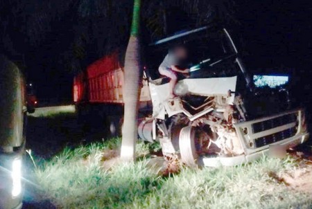 Colisão entre caminhões na SP-294 deixa uma pessoa ferida