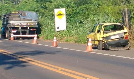 Colisão traseira envolve caminhão e carro na SP-294, em Parapuã