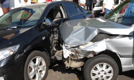 Motorista sem habilitação pega escondido o carro do padrasto e bate em seis veículos estacionados