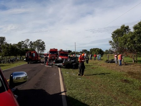 Acidente entre carros deixa cinco vítimas e interrompe trânsito na Rodovia Júlio Budiski