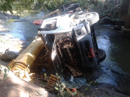 Motorista realiza manobra para evitar colisão e acaba caindo com caminhão em um rio