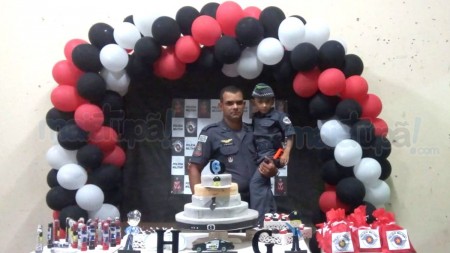 Criança de Quintana que sonha ser policial recebeu uma visita surpresa em sua festa de aniversário